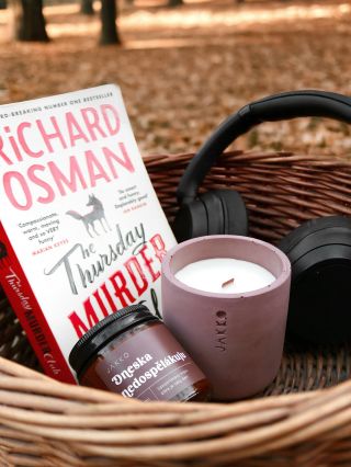 Čtete teď něco?🤓 Prosím si o tipy!🙏🏻 Mě to teda chytá vždycky na dovolený a na podzim a Vánoce 📚 #knizky #hneda #aesthetic...